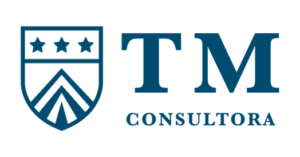 Logotipo azul de TM Consultora con escudo